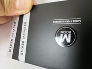 Tarjetas de visita metálicas de plata del PVC con el logotipo modificado para requisitos particulares ULTRAVIOLETA brillante