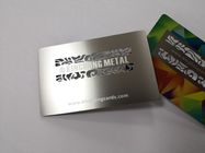 El color imprimió la tarjeta de la identificación del metal del acero inoxidable con el logotipo 85x54x0.5m m del corte del laser
