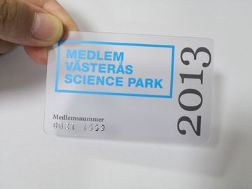 Las tarjetas de visita transparentes por encargo del PVC de Matt con graban en relieve número del oro/de la plata