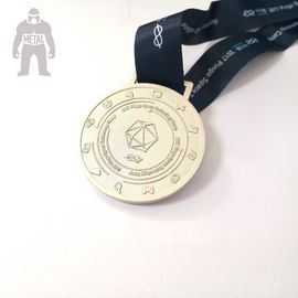 el funcionamiento atlético de los deportes de las medallas de oro del metal de la antigüedad 3d concedió a 2m m grueso