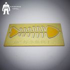 Esconda la tarjeta de visita brillante modificada para requisitos particulares del metal del oro ahuecan hacia fuera el logotipo del grabado de pistas