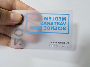 Las tarjetas de visita transparentes por encargo del PVC de Matt con graban en relieve número del oro/de la plata