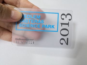 Las tarjetas de visita transparentes por encargo del PVC de Matt con graban en relieve número del oro/de la plata