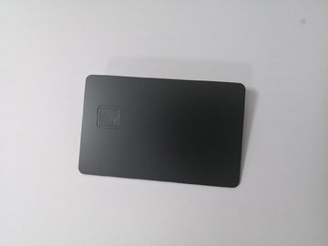 Tarjeta de banco negra mate llana del metal de la aduana 0.8m m con el agujero del microprocesador del contacto