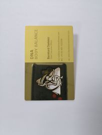 La tarjeta de encargo del oro del metal del negocio con graba en relieve efecto del espejo del logotipo del texto