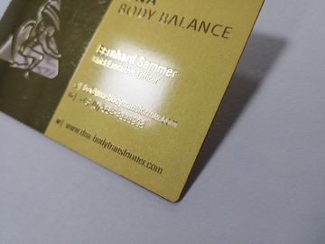 La tarjeta de encargo del oro del metal del negocio con graba en relieve efecto del espejo del logotipo del texto